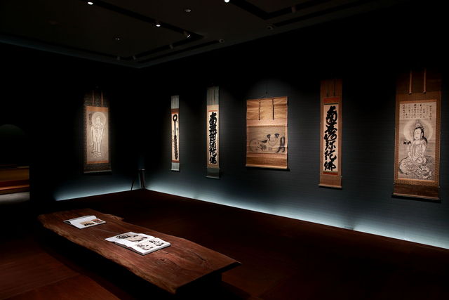 神勝寺「荘厳堂」にある「白隠慧鶴」のコレクション。黒い壁には禅画が展示されている。