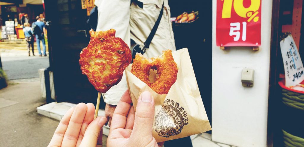 箱根湯本で食べ歩きの「さつま揚げ」「コロッケ」がこんがり焼けていて美味しそうな様子。