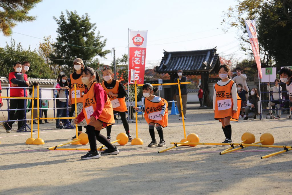 だるまさんがころんだをして遊んでいる子どもたちの楽しそうな様子。