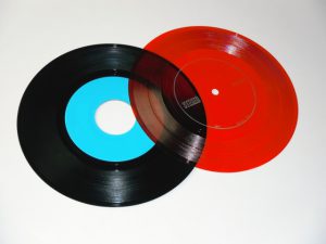 レコード右半分にソノシートが置かれている様子。ソノシートはとても薄いため、下のレコードが透けて見える。