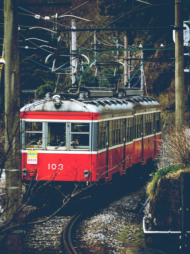 箱根登山鉄道の赤い車体の様子。