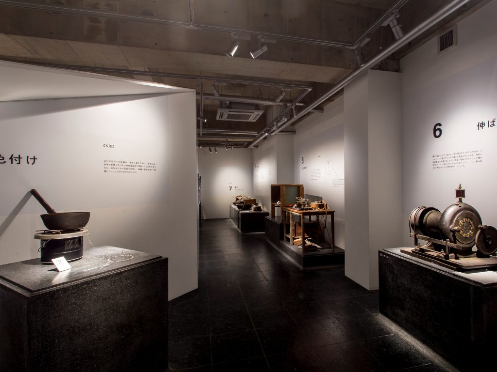 福井県鯖江市にあるめがねミュージアムの眼鏡づくりの工程を詳しく説明している展示室の様子。
