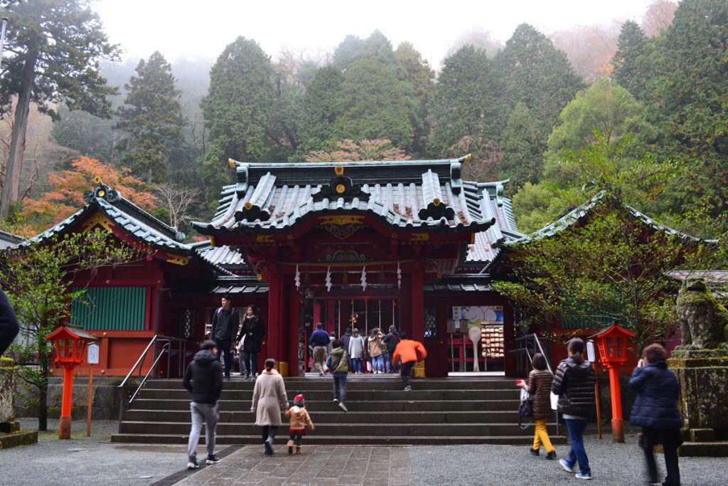 箱根神社の本殿。訪れる人々で賑わっている。