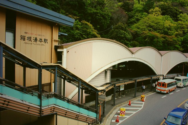 箱根湯本駅の外観。木造で温かみのある様子。