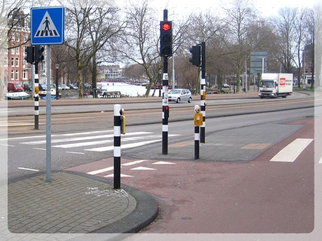 自転車専用の信号機などが設置されているオランダの交差点