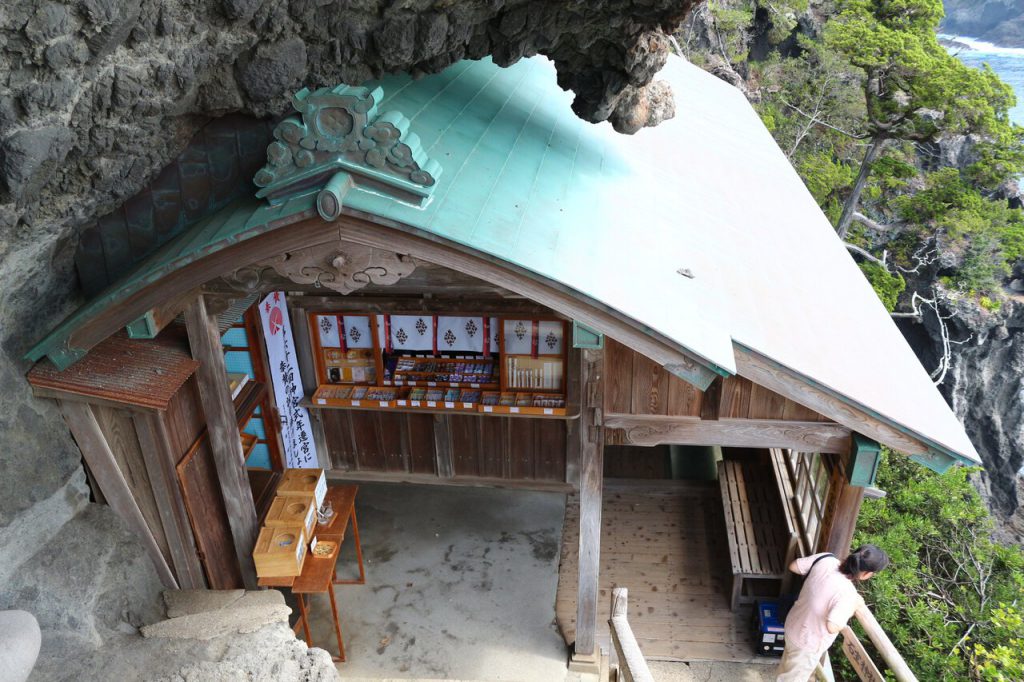 エメラルドグリーンの屋根が特徴的な岩室神社の外観。