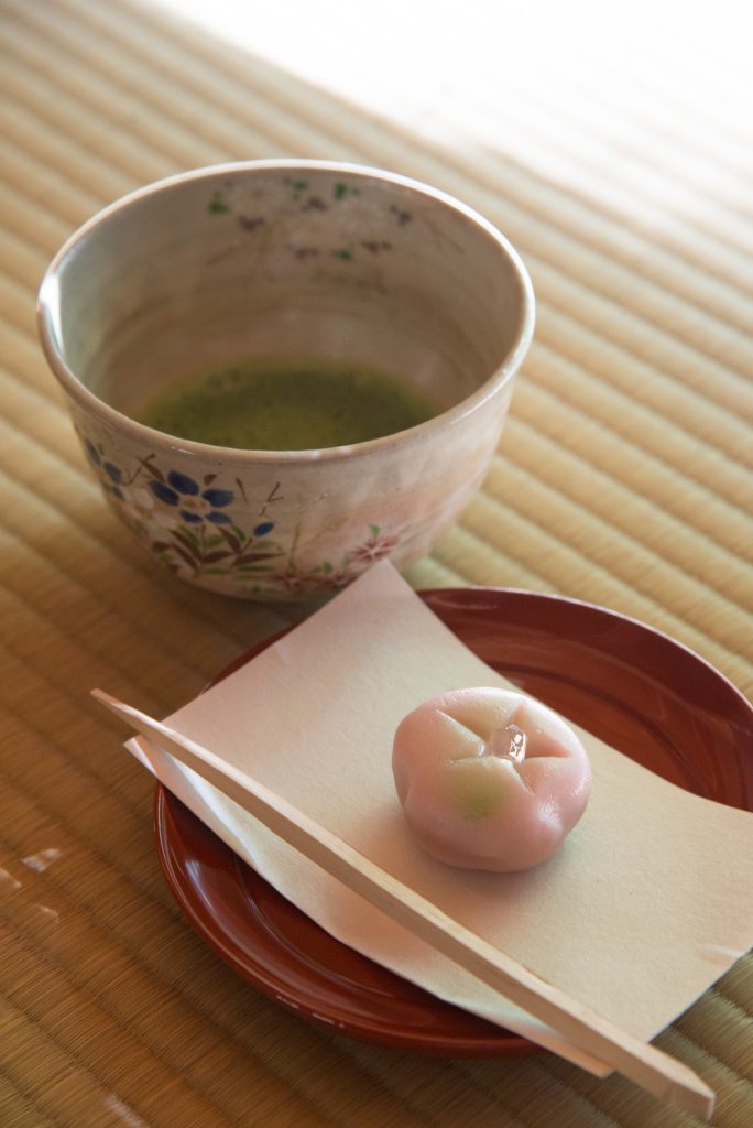 神勝寺「秀路軒」の抹茶和菓子セット。可愛らしいピンク色の和菓子と抹茶が添えられている。