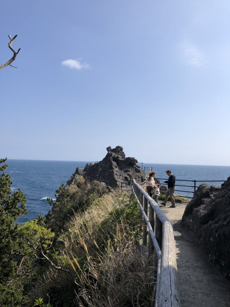 熊野神社には親子が訪れている。