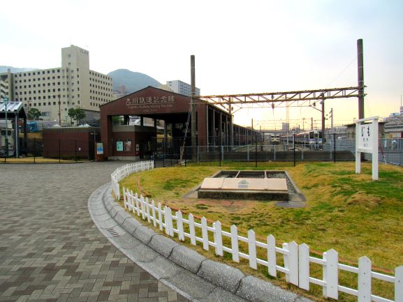 道の向こうには九州鉄道記念館の入り口が見える。