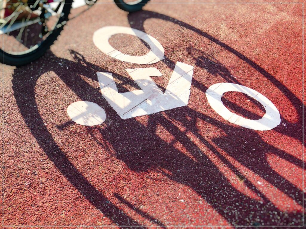 道に大きく描かれた自転車専用ーレーンマーク