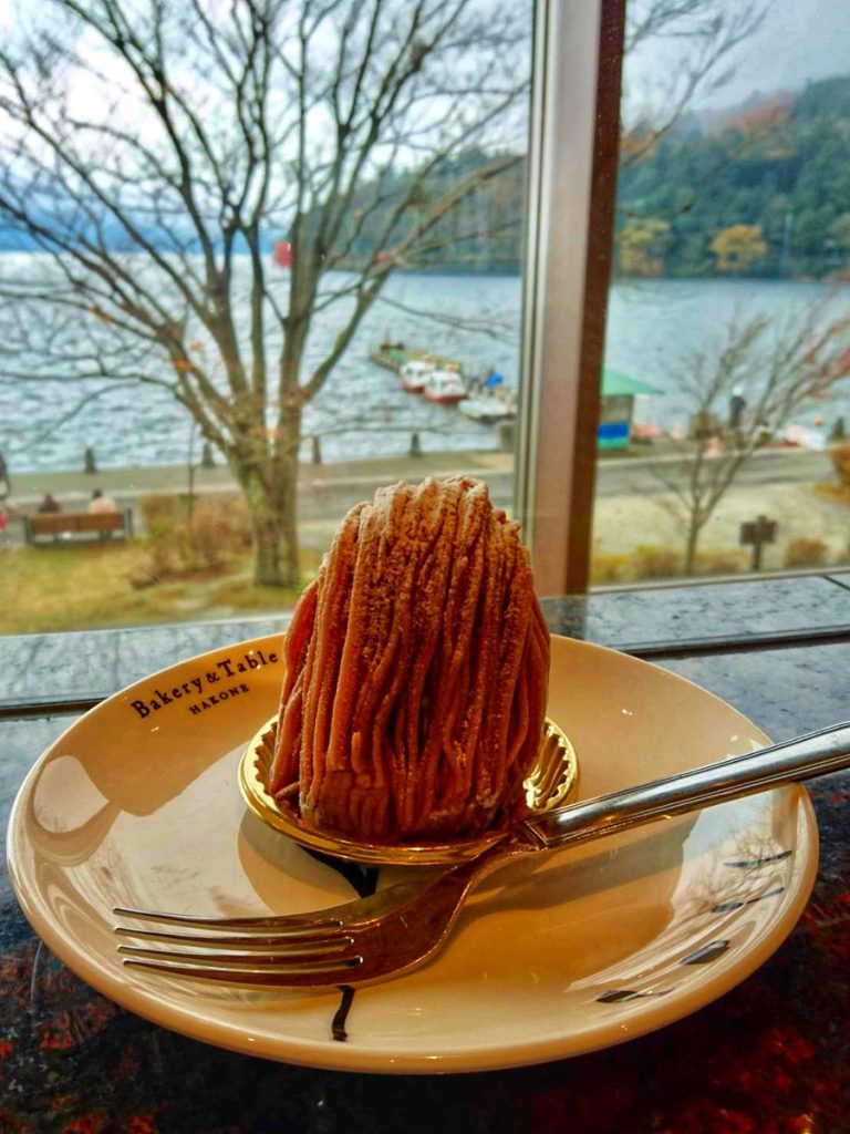 『Bakery&Table』のモンブランと芦ノ湖。