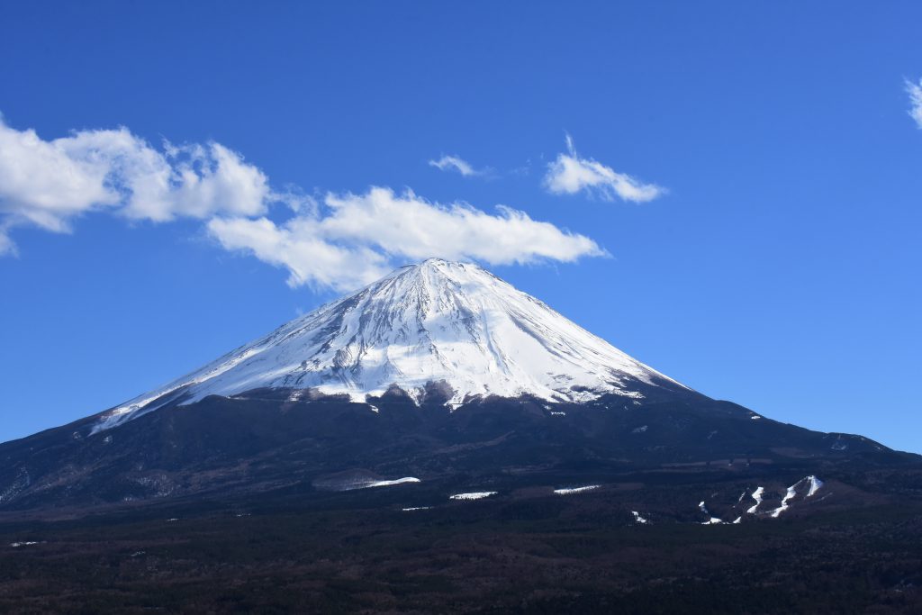 青空を背景にそびえたつ富士山。