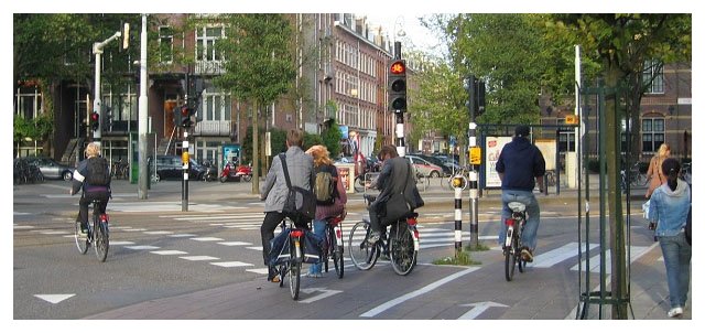 自転車、車、歩行者のためによく設計されているオランダの交差点