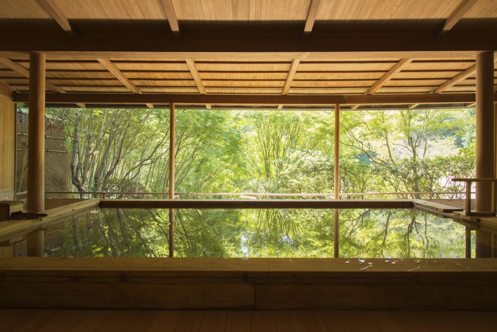 神勝寺の広々とした檜温泉。窓には緑あふれる景色が広がる。