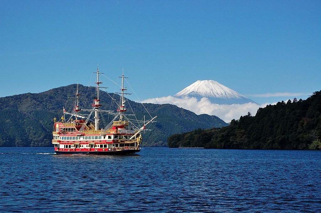 富士山を背景に芦ノ湖に海賊船が浮かんでいる。