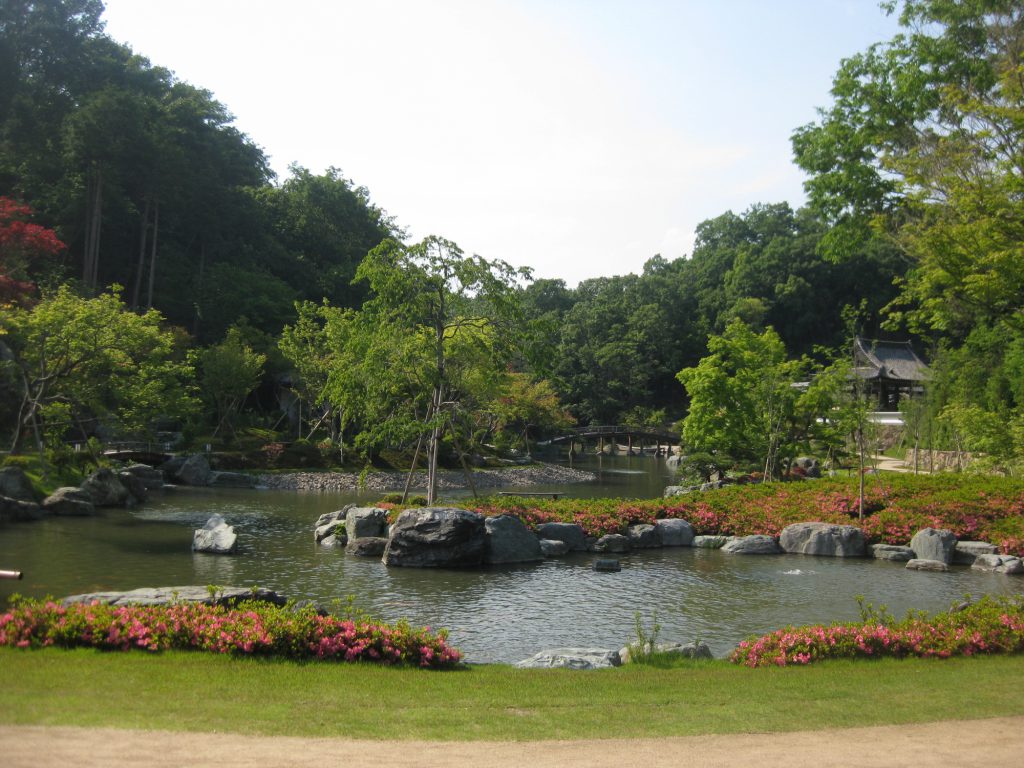 神勝寺の庭園「賞心亭」。池の周りには花も咲いていて美しい。