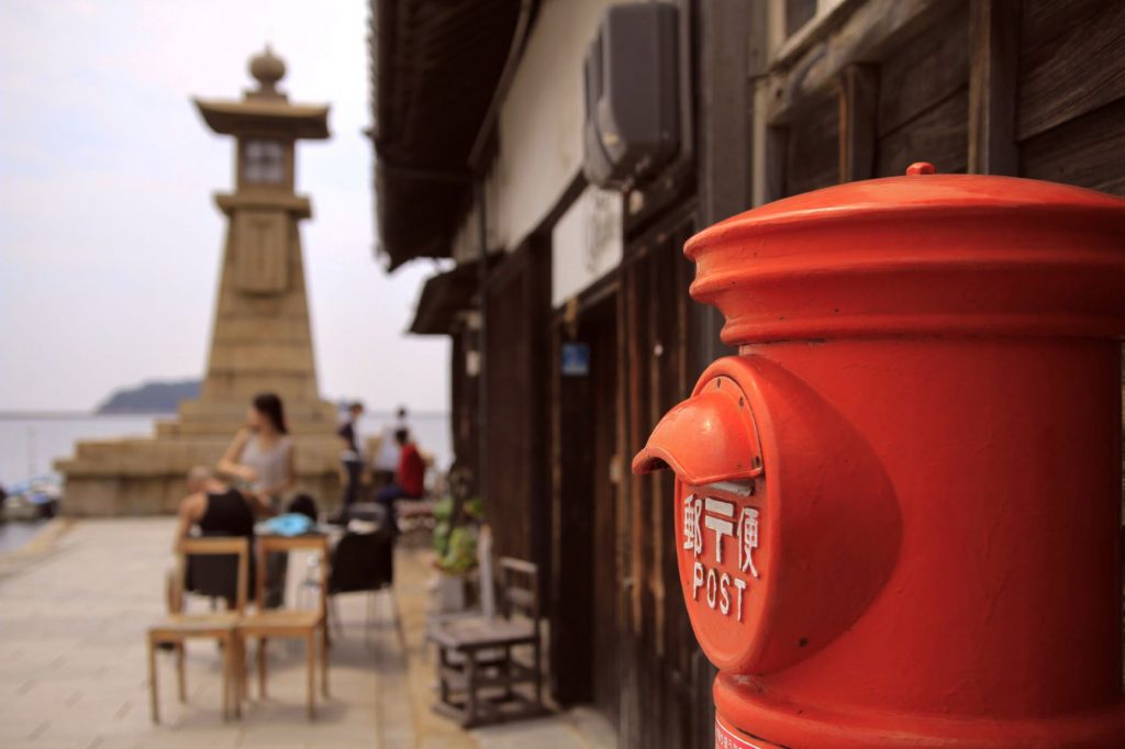 鞆の浦の様子。赤いポストなど、昔ながらの景色が広がる。