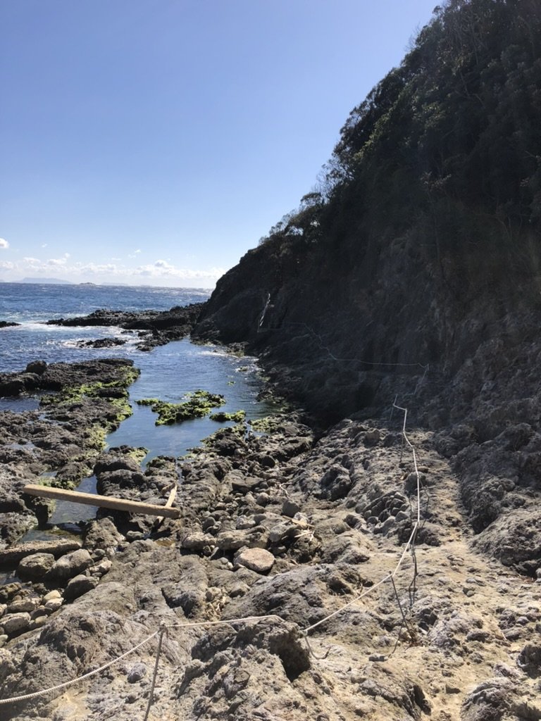 ゴツゴツした岩場の遊歩道。歩きにくそうな様子。