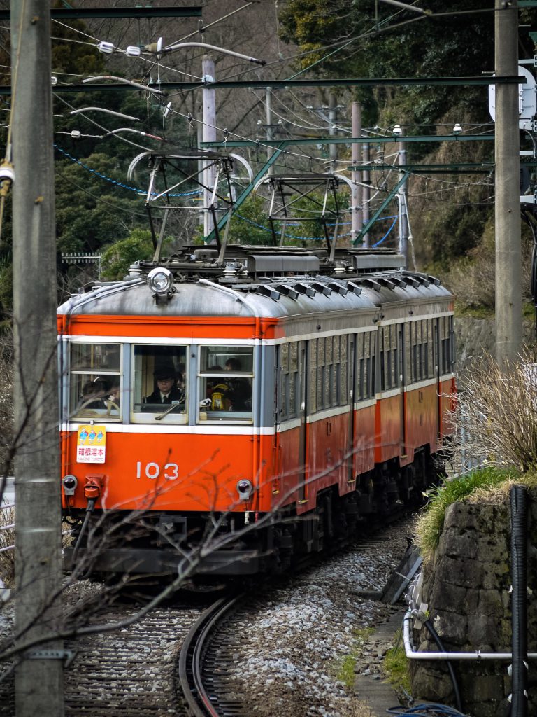 箱根登山鉄道の赤い車体の様子。