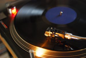 レコードに針がふれ、音楽が流れている様子。