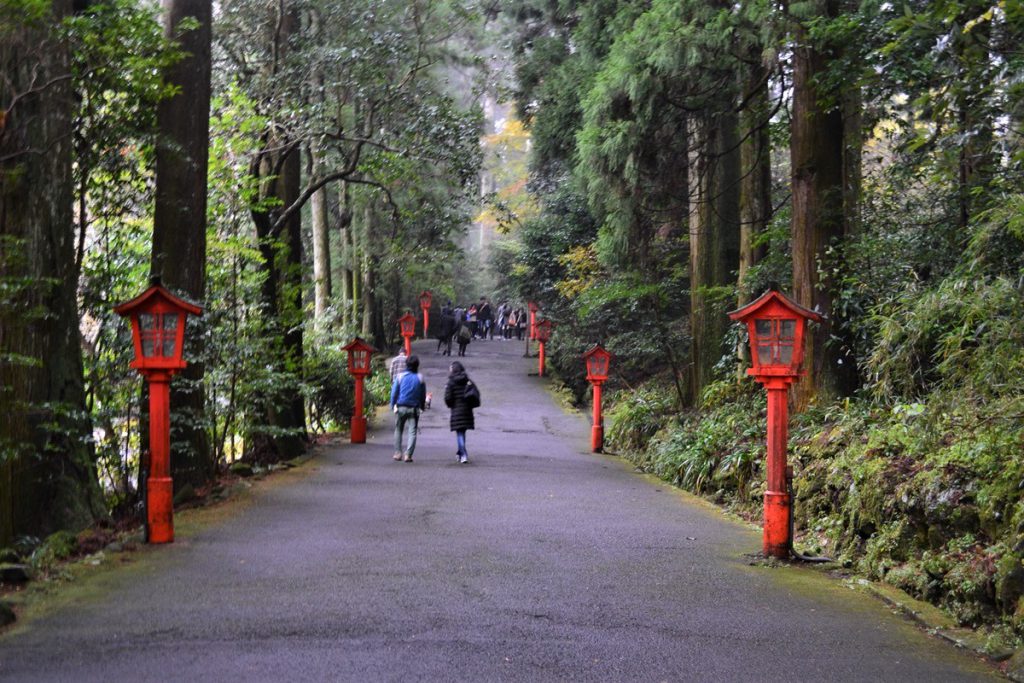 箱根神社の参道には赤い灯篭がたくさんある。