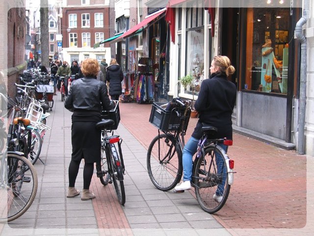 オランダ人の乗る高いサドルの自転車