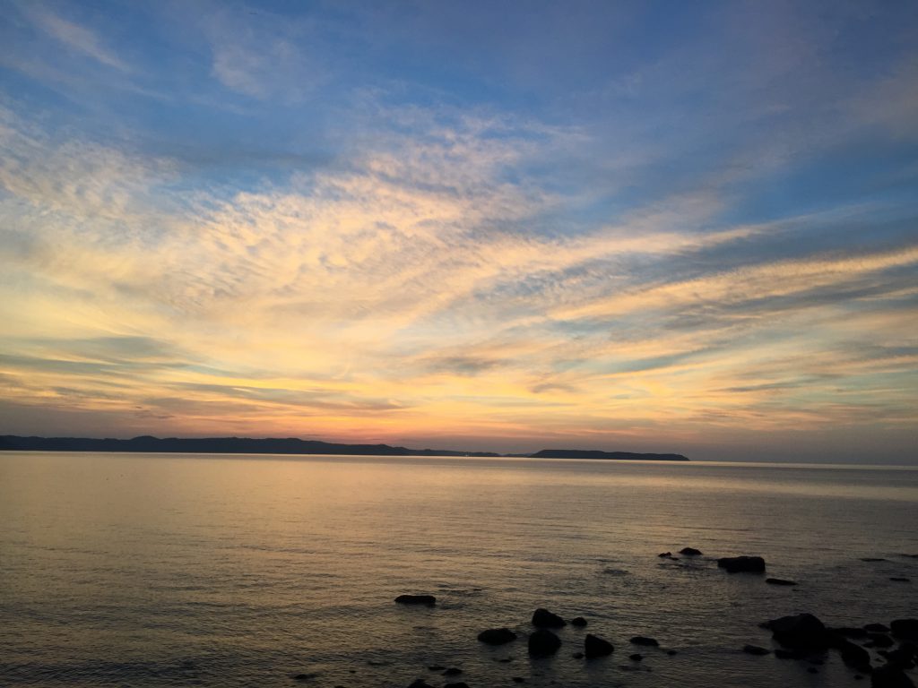 夕日が沈む穏やかな海の様子。