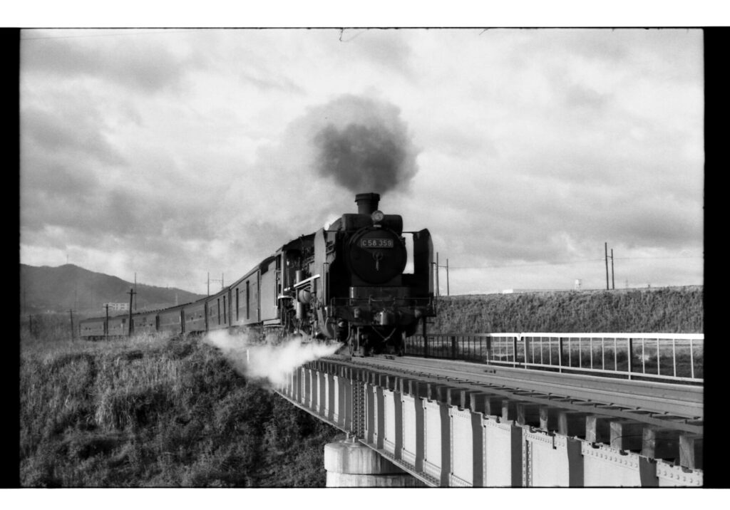 「C58　350」という汽車が陸橋の線路の上を走っている
