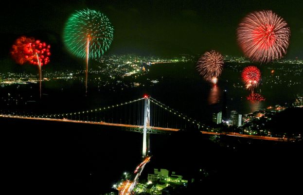 かいもん海峡で夜空に花火が打ちあがっている。