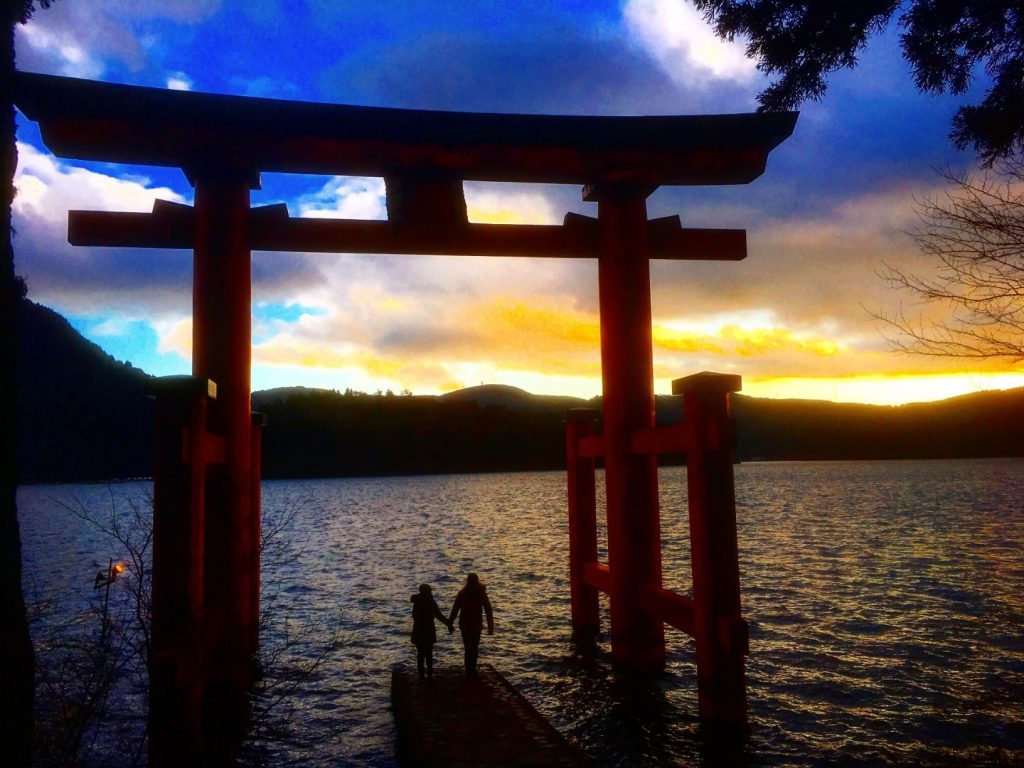 箱根神社の平和の鳥居夕焼けのきれいな光に照らされている。