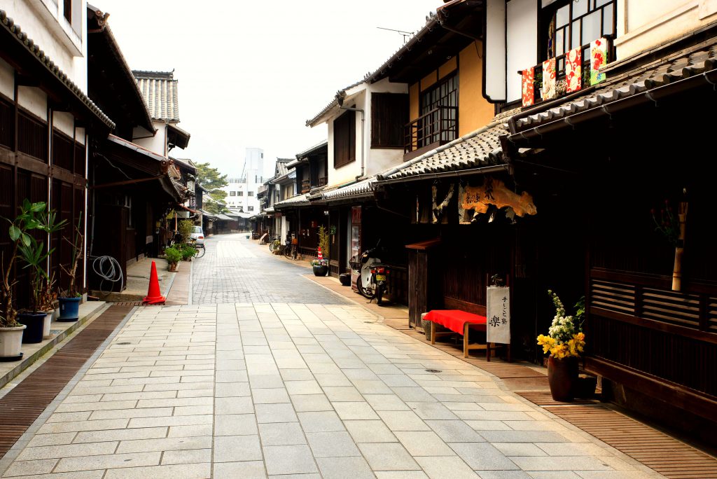 竹原市の保存地区の写真。昔ながらの街並みが美しい。