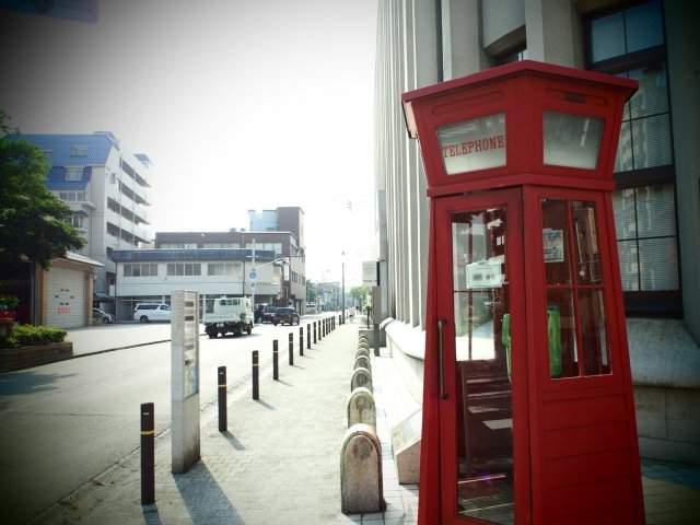 お洒落な赤い電話ボックス。