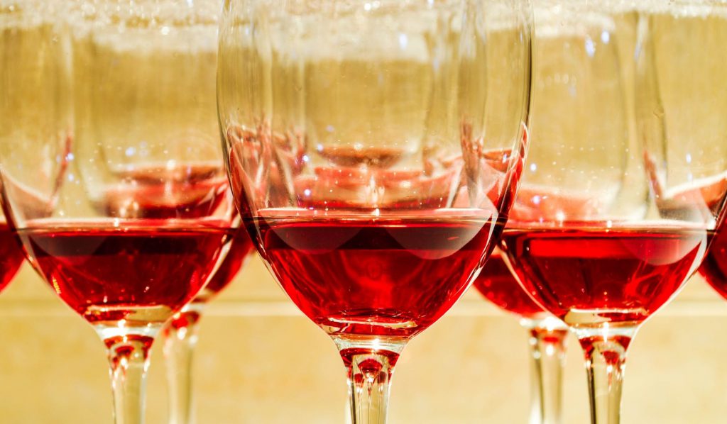 赤ワインの入ったグラスが並んでいる写真。