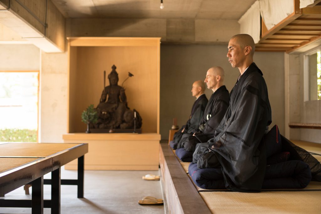 座禅をしているお坊さんが3人並んでいる様子。