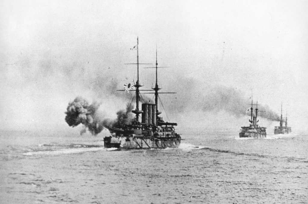 当時の戦艦「敷島」のモノクロ写真。
