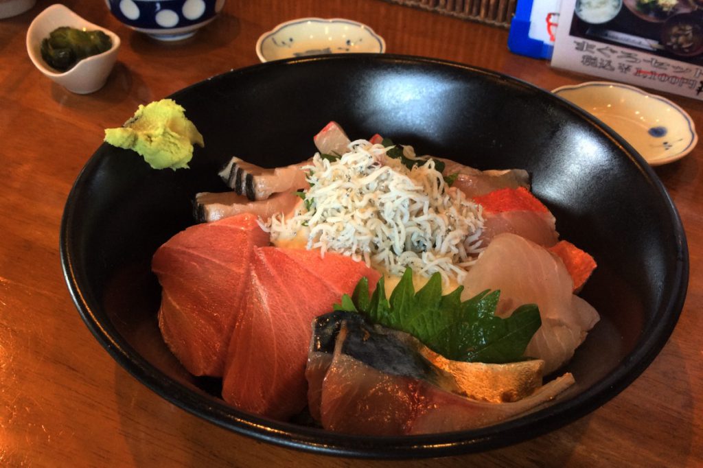 どんぶりにふんだんに海鮮が盛られた横須賀の「鴨鶴」の「おすすめ海鮮丼」