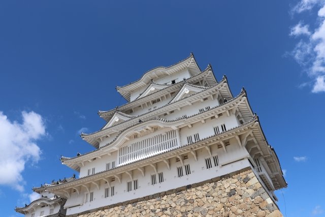 下から見上げた姫路城の様子。