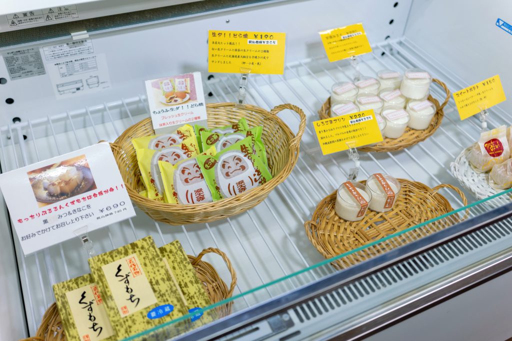 「亀乃子本舗」の『生ダ!!どら焼』やお菓子が陳列されている冷蔵ショーケース
