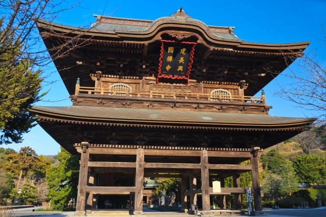 鎌倉五山の筆頭、建長寺の外観。木造で歴史を感じる。