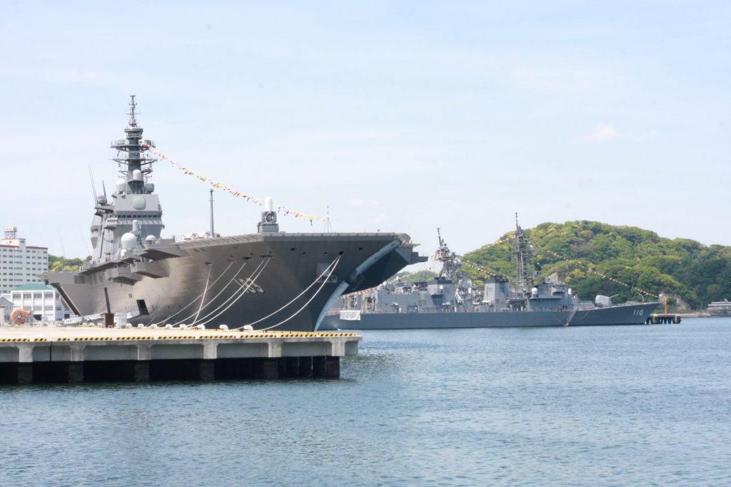 横須賀港の水面に浮かぶ空母や巡洋艦