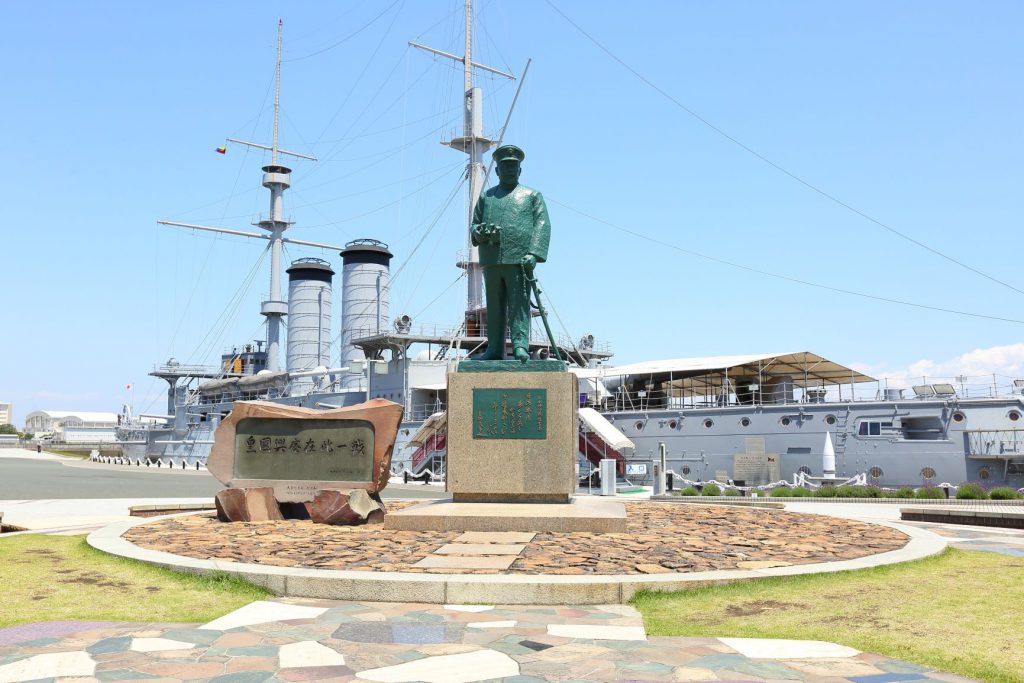 三笠公園前にある東郷平八郎の像。後ろには記念艦「三笠」が見える。