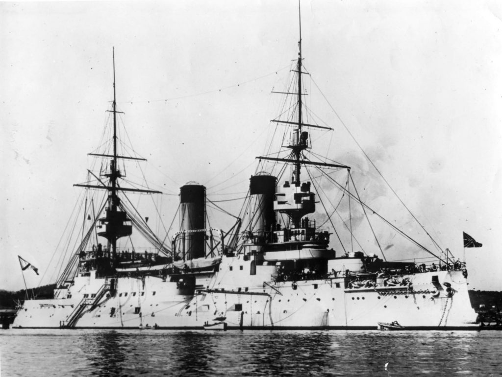 当時のロシアの主力艦、ツェザーレウィッチのモノクロ写真。