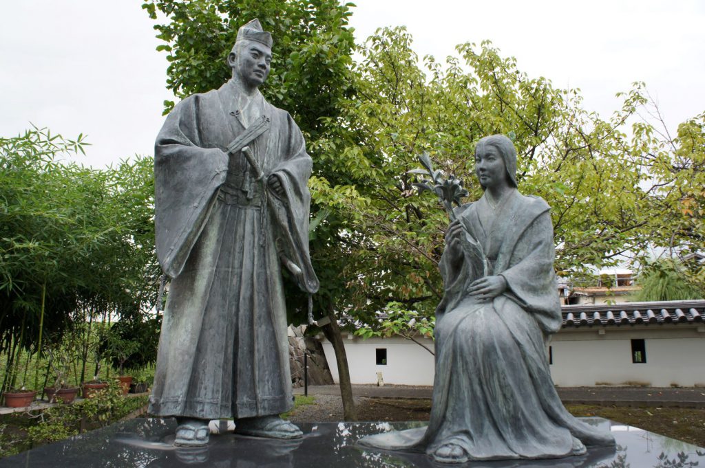 細川忠興と妻ガラシャの像が並んで建っている様子。