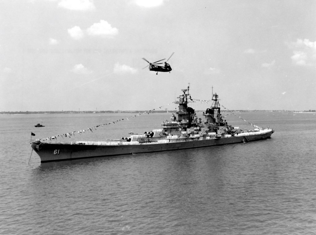 アメリカの海軍戦艦「アイオワ」のモノクロ写真。