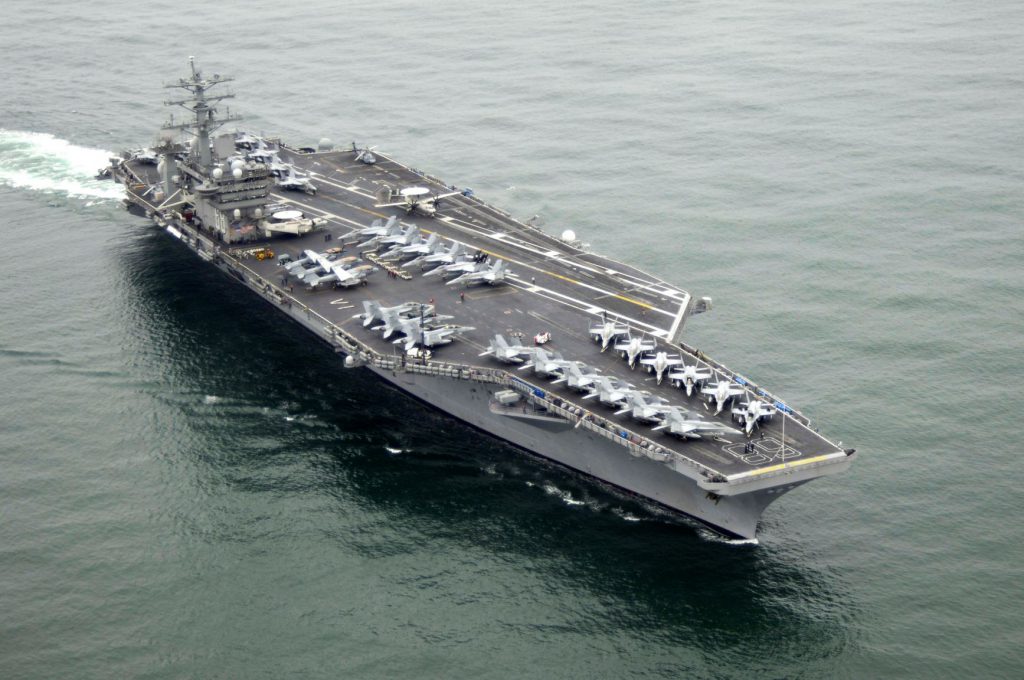 現役稼働し続けるアメリカの海軍空母ニミッツが海上を進む様子。