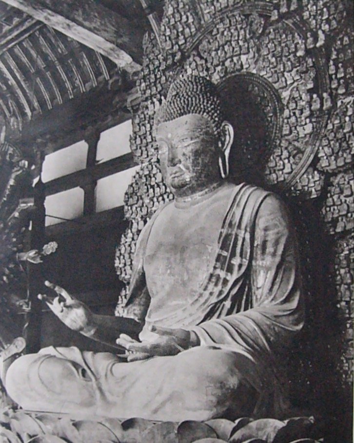 唐招提寺にある世界遺産「乾漆盧舎那仏坐像（脱活乾漆造）」のモノクロ写真。