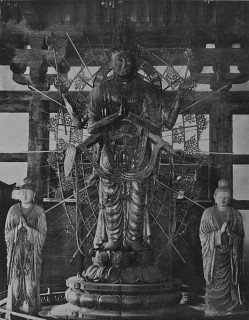 東大寺法華堂にある国宝「不空羂索観音立像（脱活乾漆造）」のモノクロ写真。