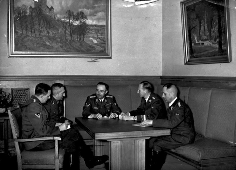 ミュンヘンのビュルガーブロイケラーにてハインリヒ・ヒムラーと話し合いをするゲシュタポの長官ラインハルト・ハイドリヒやナチスドイツ親衛隊将校たちの様子。