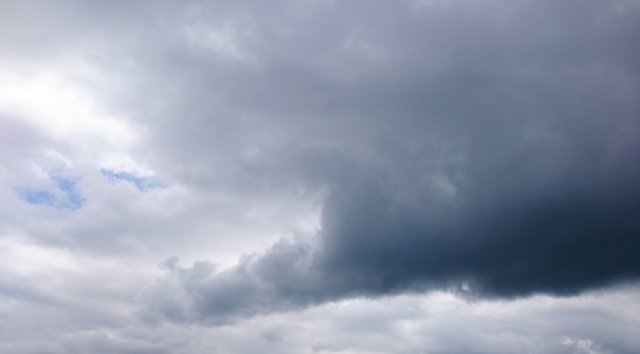 曇り空の写真。