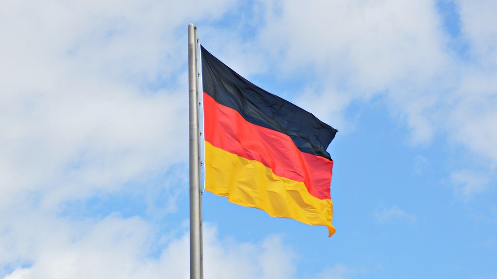 ドイツの国旗が風にはためいている。